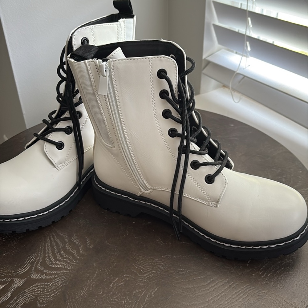 Size 9WW - Torrid White Boots - Never Worn - Picture 3 of 7